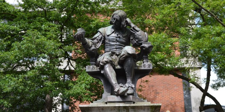 Statue of Thomas Browne in Norwich city centre. He is sitting in a chair on a plinth.