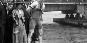 Houdini preparing to jump from Harvard Bridge, Boston, in 1908