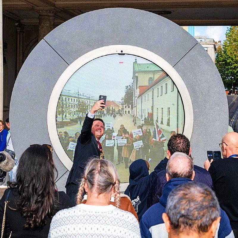 The mayor opening the portal showing a view of Vilnius, Lithuania, the home town of Benediktas Gyly, the artist who designed it.
